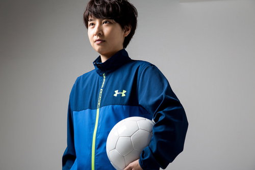 サッカーボールを持った女性主将の決意的ポートレート