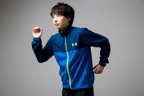 ランニング中の細身の女性がジョギングで駆け出す