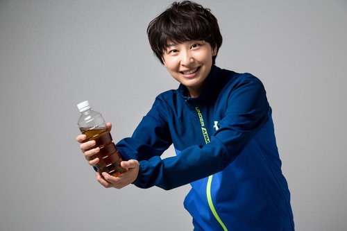 スペシャルドリンクを手渡す女子マネージャーの給水サポート