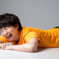 トレーニングに疲れて机に肘をついてヘトヘトな女性の写真