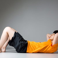 ロッカールームに戻ってもトレーニングを継続するスポーツ女子の写真