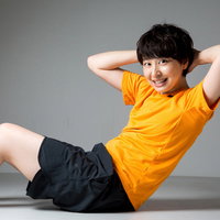 倒れずに腹筋スマイル、黄色Tシャツで笑顔トレーニングの写真