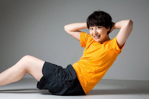 倒れずに腹筋スマイル、黄色Tシャツで笑顔トレーニング