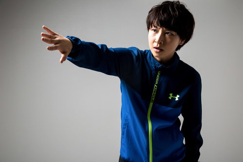 スポーツマンシップに背くような行為で険しい表情を見せる女性選手