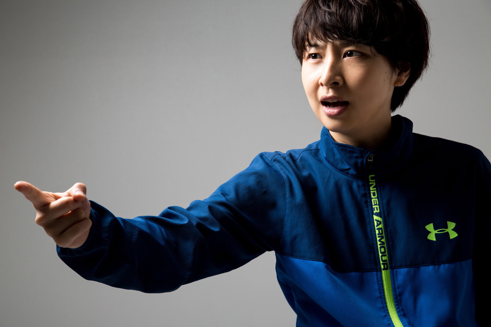 青いジャージの女性が指差しながら指示を出す［モデル：八木彩香］