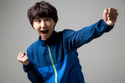 逆転ゴールが決まって喜ぶ少年選手のガッツポーズ