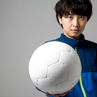 後輩へ思いを託す、サッカー女子がボールを掲げる姿の写真