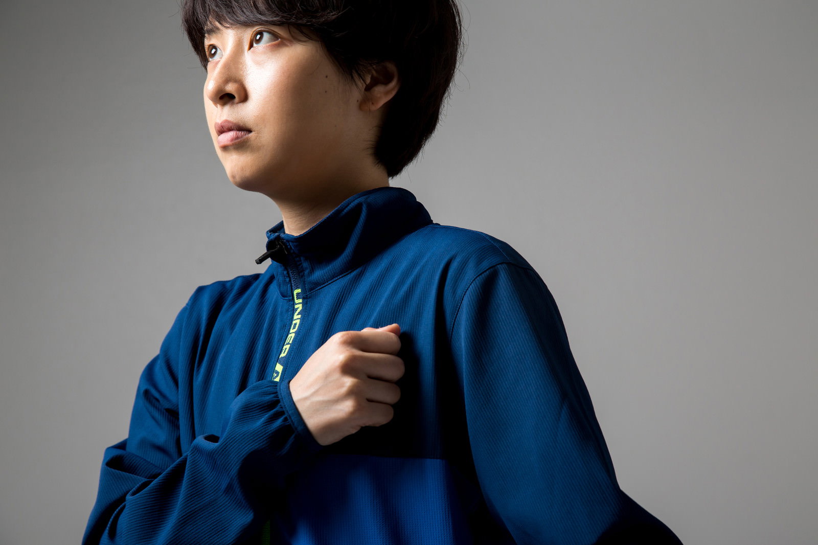 国歌斉唱で胸に手を当てる選手［モデル：八木彩香］