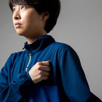 試合前の国歌斉唱で気合を入れるスポーツマンの写真