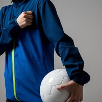 サッカーの試合に臨むブルーのウェアを身にまとった選手の写真