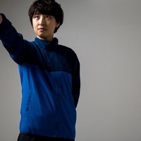 選手交代を指示する若い女性監督がジャージ姿で真摯に指導している場面の写真