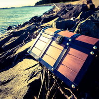 海岸で拾った宝箱の写真