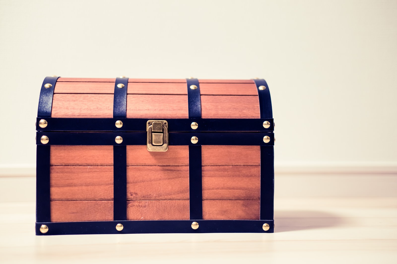 茶色の木材で作られたアンティーク調の宝箱