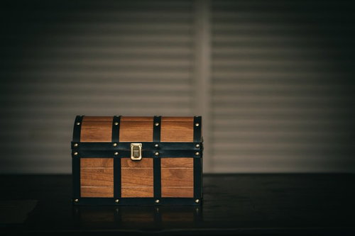 閉店したショップの前に置かれた怪しい宝箱