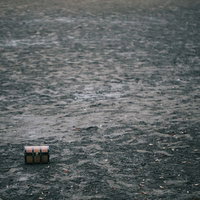 さあゲームを始めよう。古い宝箱がたたずむ地面の写真