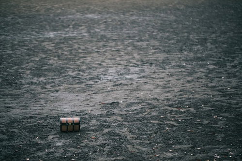 さあゲームを始めよう。古い宝箱がたたずむ地面