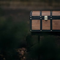 路上に放置された宝箱の写真