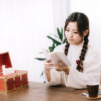 宝箱ティッシュと読書女子の写真