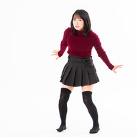 何かに驚いて腰が引けてしまう女性のポーズの写真