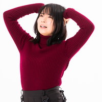 赤いセーターを着て頭を抱えて後悔する女性の写真