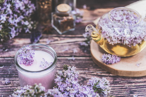 ティーカップに浮かぶライラックのハーブティー