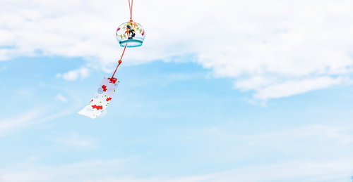 青空に吊るされた夏の風鈴