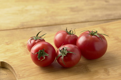 木製テーブルに一か所にまとまったミニトマト
