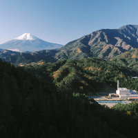 富士山と山村の白い建物が映る風景の写真