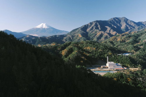 富士山と山村の白い建物が映る風景
