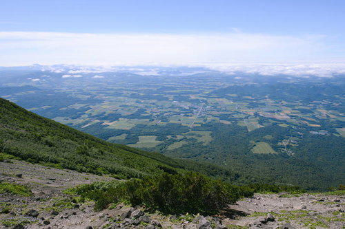 羊蹄山の山肌から眺める支笏湖の広大な盆地景観