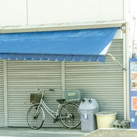 昔ながらのお店のシャッター街と自転車の風景の写真