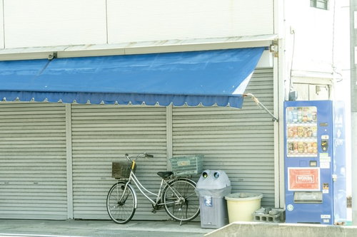 昔ながらのお店のシャッター街と自転車の風景