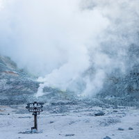 北海道・硫黄山の白い噴煙と火山地帯・アトサヌプリの写真