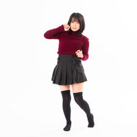 立ち上がって怖がる女性のポーズ、驚きと恐怖を表現する感情リアクションの写真