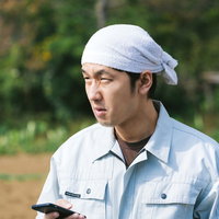 「電波が入らねぇ...」と憤慨する元エンジニアの農民の写真