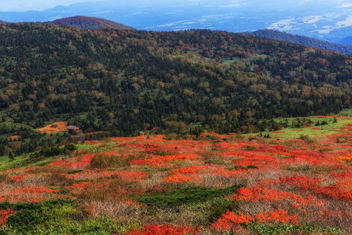 紅葉はじめの山と湖の水鏡