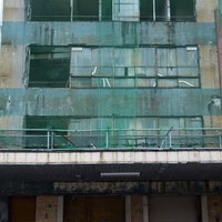 今にも崩れそうな老朽化した廃墟の建物の外壁の写真