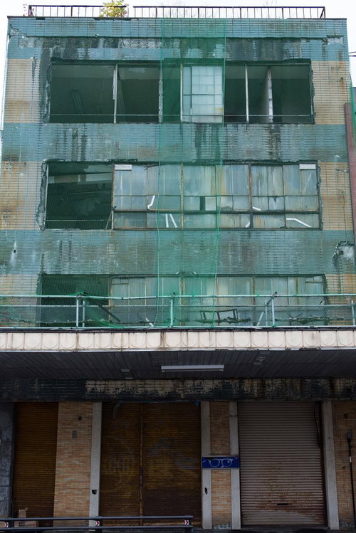 今にも崩れそうな老朽化した廃墟の建物の外壁