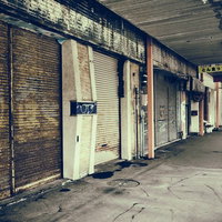 夕暮れの山頂に立つ電波塔群の写真