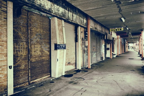 夕暮れの山頂に立つ電波塔群