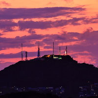 夕焼けに浮かぶ室蘭測量山のシルエットと電波塔の写真