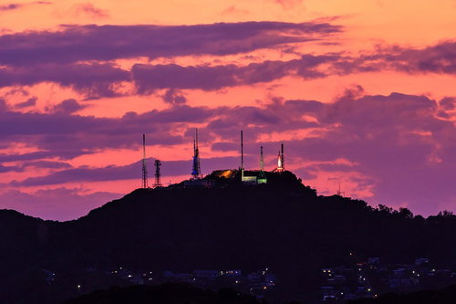 夕焼けに浮かぶ室蘭測量山のシルエットと電波塔
