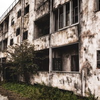 廃アパートの崩れ落ちた室内の写真