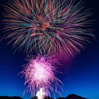 大曲の花火大会で夜空に咲く色とりどりの打ち上げ花火の写真