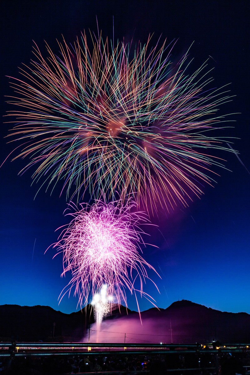 夜空に打ち上がる大曲の花火大会の色とりどりの花火