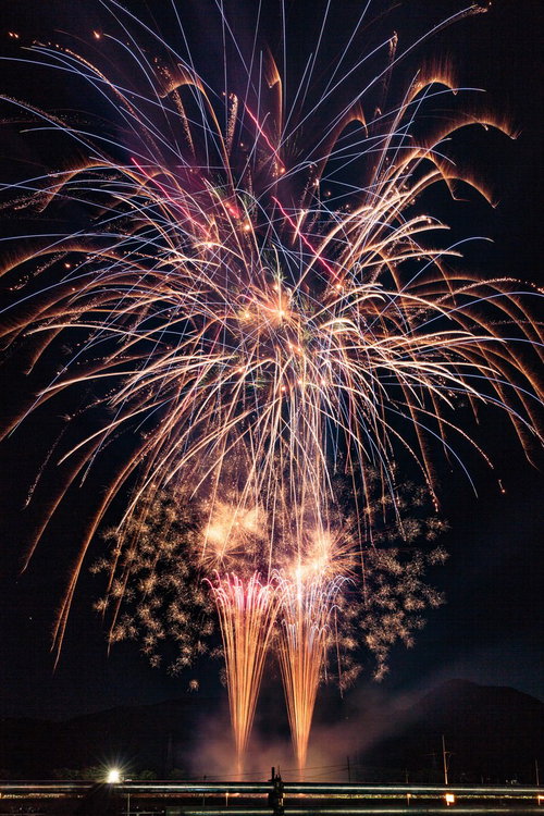 夏の夜空に咲く大曲の花火大会