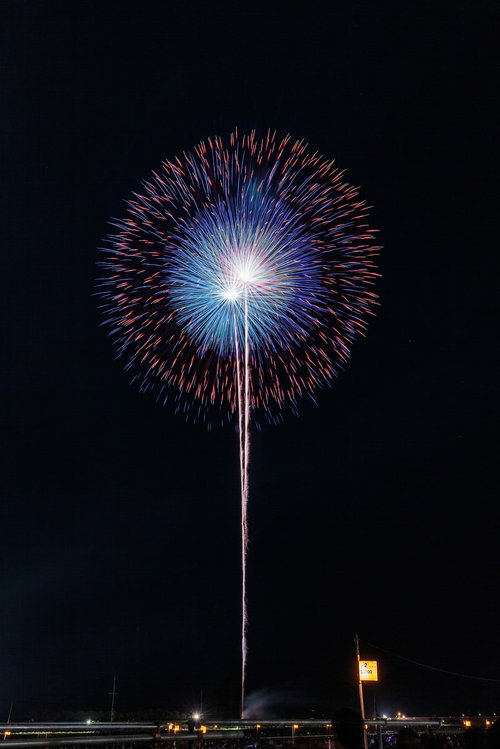 夜空を彩る大輪の花火が光の軌跡を放つ瞬間