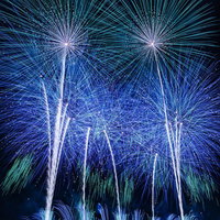 夜空に青く広がるスターマイン、大曲の花火大会の写真