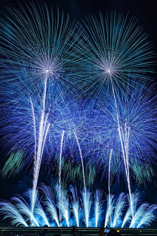 夜空に青く広がるスターマイン、大曲の花火大会