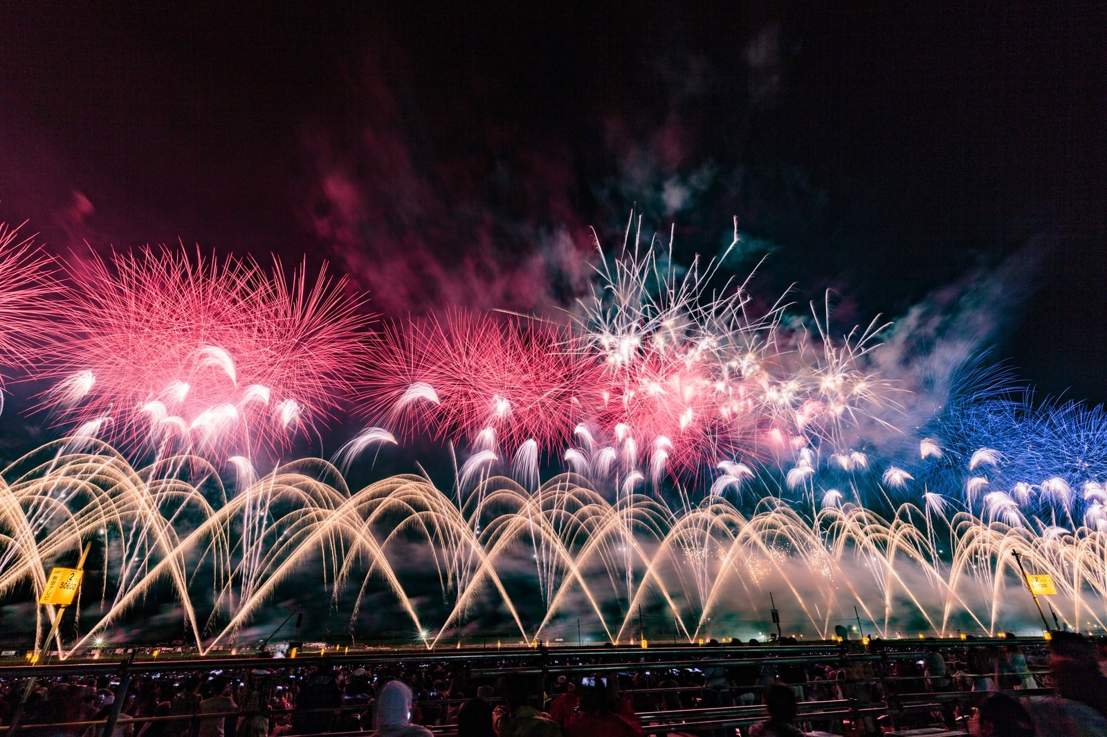夜空に色とりどりの花火が打ち上がる大曲の花火大会の様子